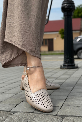 Beżowe czółenka ażurowe na klocku