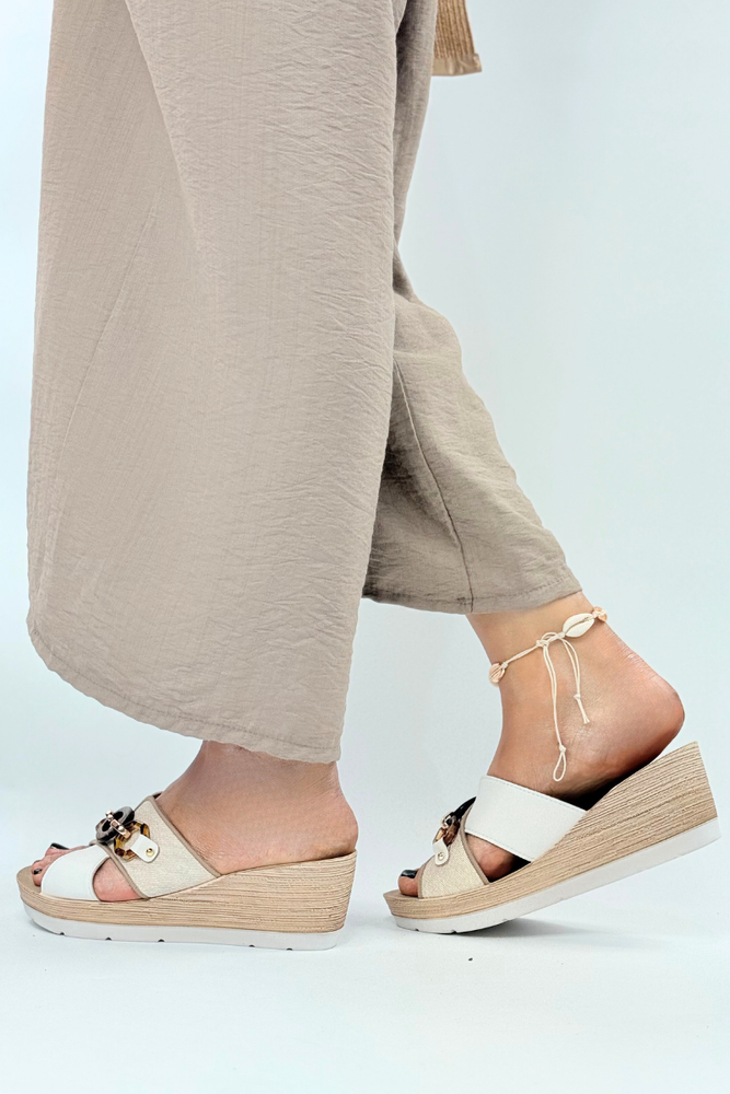 Klapki damskie biało beżowe na koturnie z ozdobnym łańcuchem