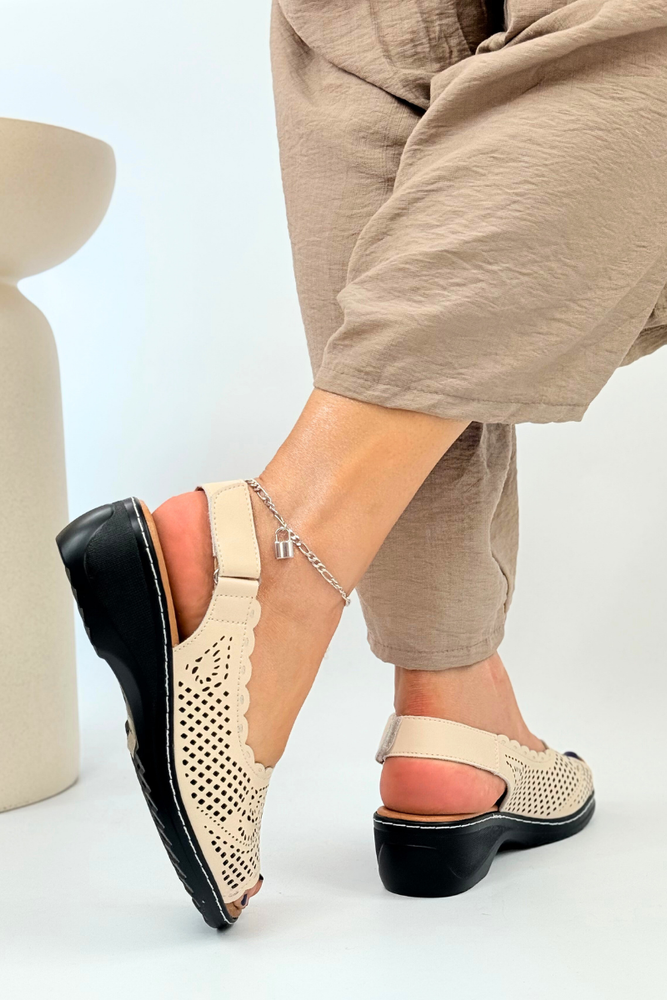 Beżowe sandały ażurowe skórzane na koturnie 
