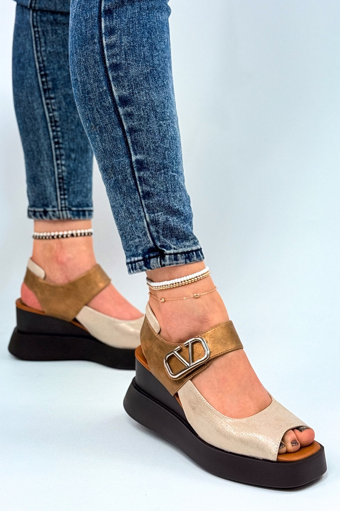 Złote sandały na koturnie z ekoskóry na rzep