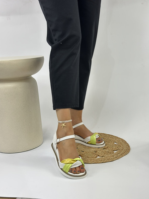 Białe sandały na koturnie z ekoskóry 