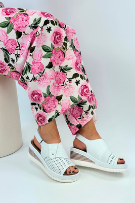 Białe sandały ażurowe na koturnie z platformą na rzep