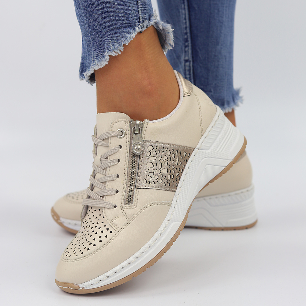 Sneakersy beżowe z suwakiem po boku na koturnie Rieker