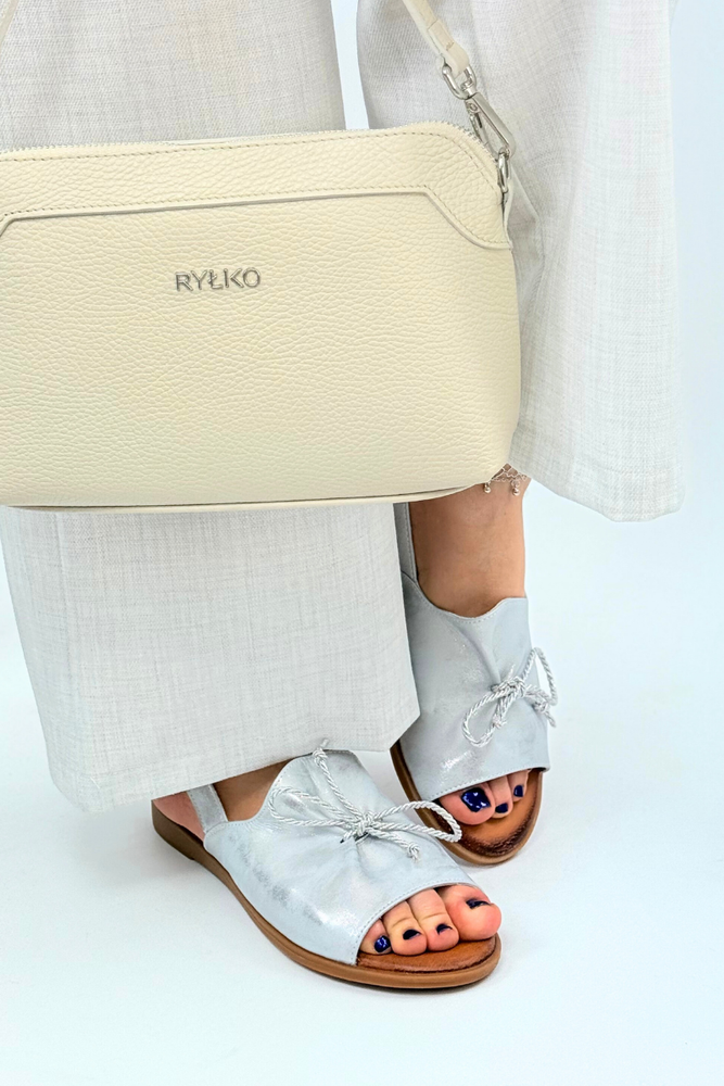 Srebrne sandały skórzane płaskie z kokardką