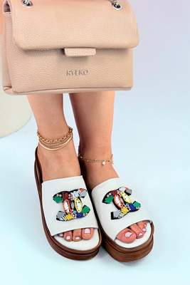 Białe skórzane klapki z ozdobą na grubej platformie