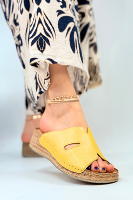 Żółte klapki skórzane na plecionym koturnie Wasak