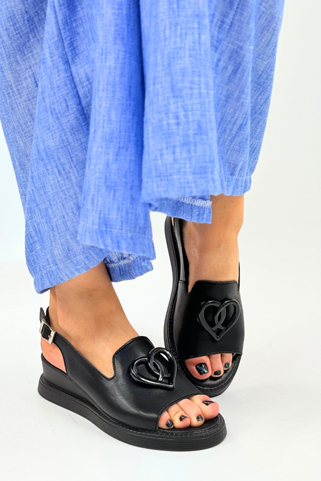 Шкіряні босоніжки з декоративним сердечком, чорні Filippo