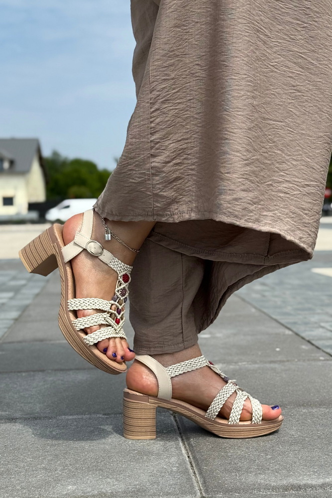 Бежеві шкіряні ажурні босоніжки на липучці