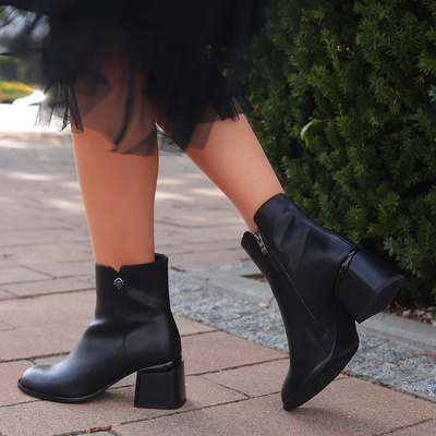 Чорні шкіряні ботильйони Artiker