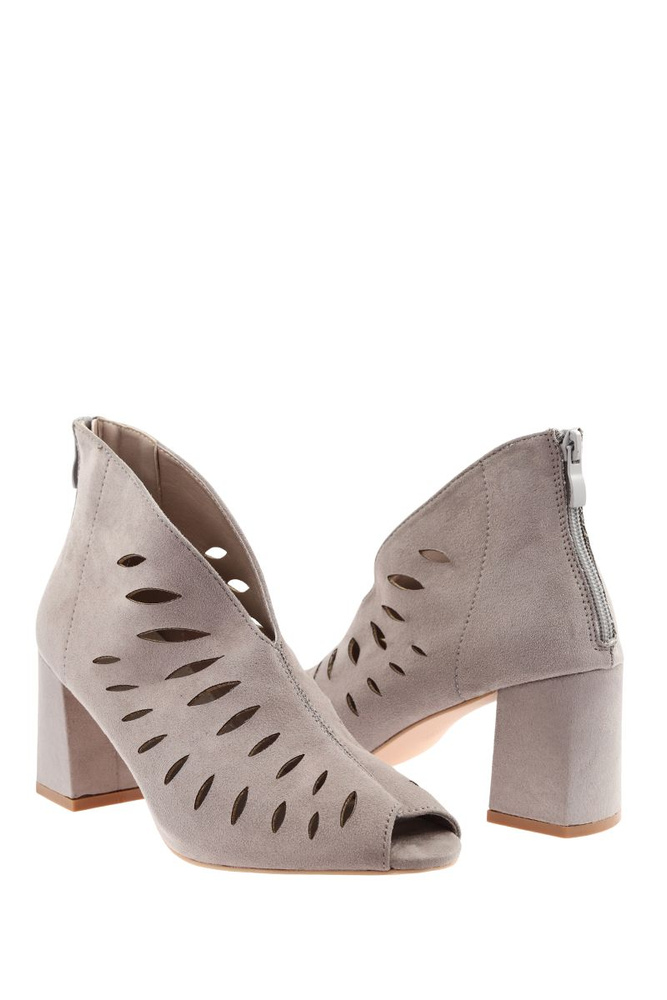 Сірі замшеві ажурні ботильйони із застібкою на каблуці
