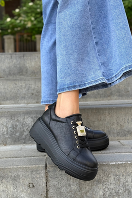 Чорні шкіряні туфлі на платформі з декором спереду