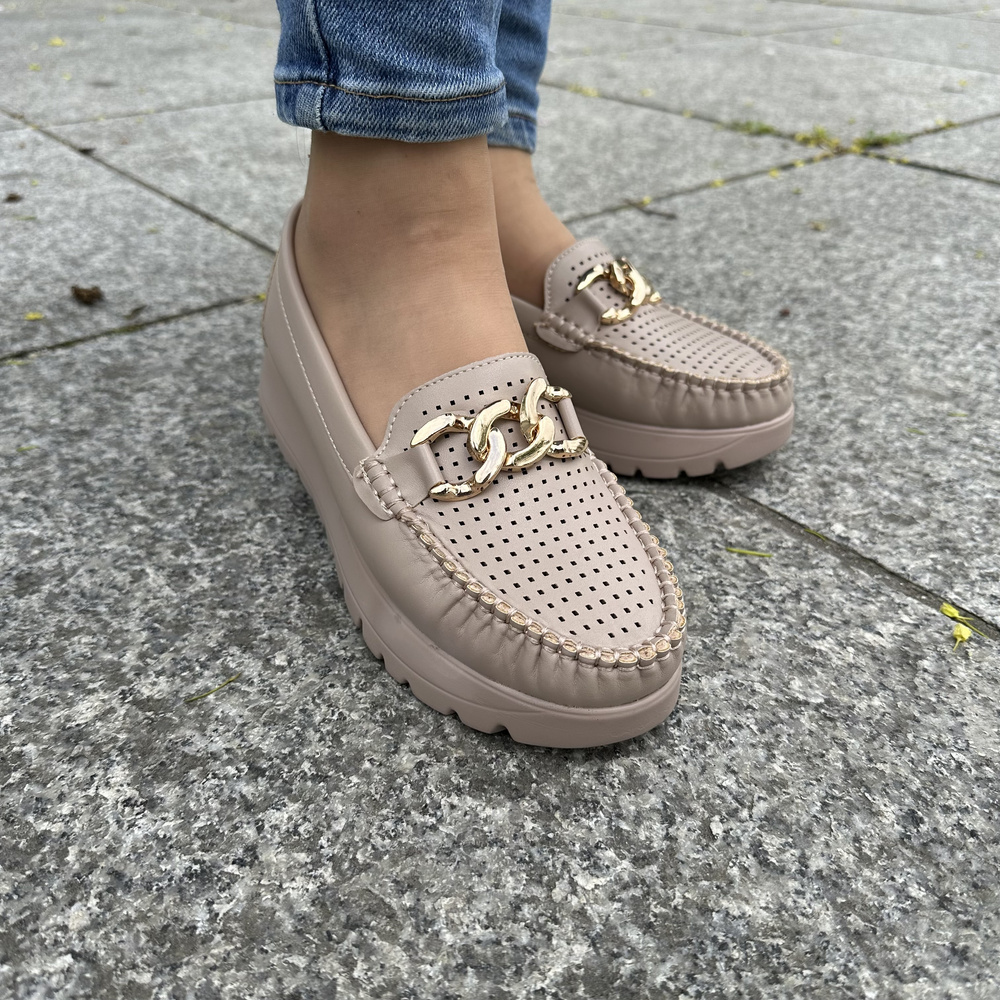 Бежеві мокасини з золотим ланцюжком на танкетці Potocki