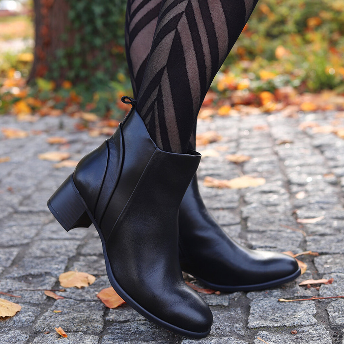 Чорні шкіряні ботильйони 2-25348-41 Marco Tozzi