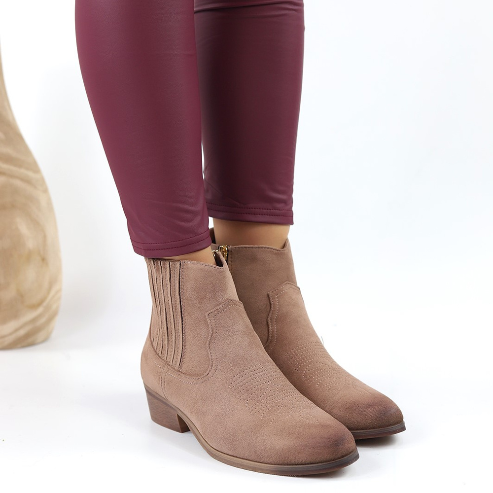 Коричневі замшеві ботильйони на низькому каблуці 