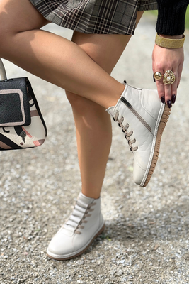 Чорні шкіряні ботильйони на блискавці та плоскій підошві