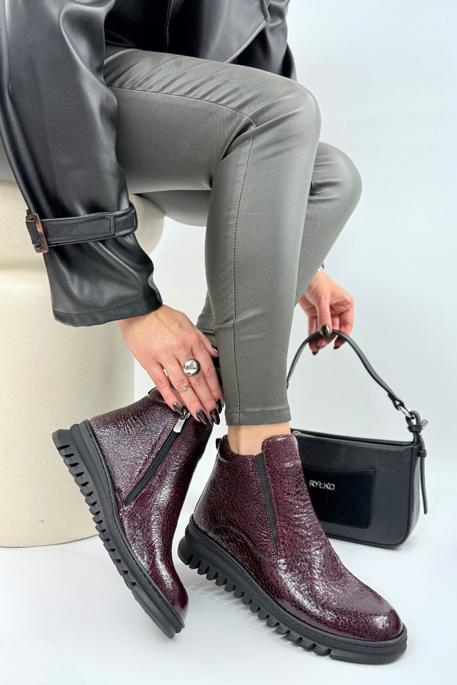 Botki damskie skórzane na koturnie z zamkiem bordowe