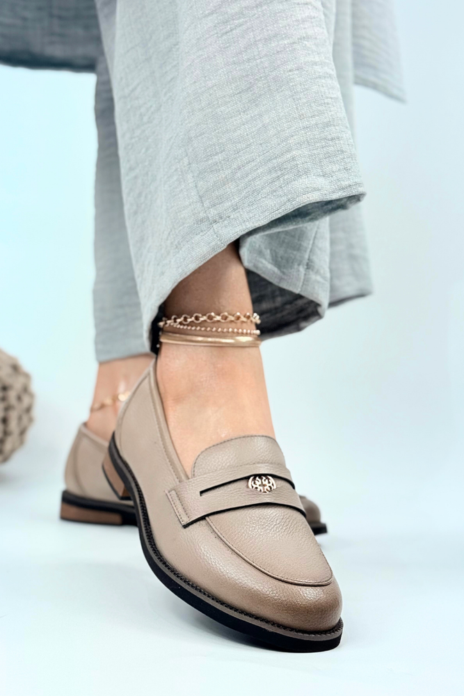 Бежеві шкіряні плоскі мокасини 