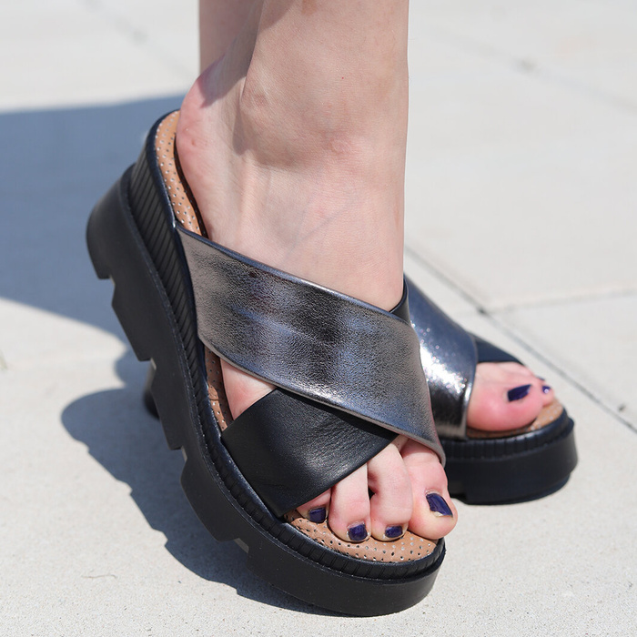 Klapki skórzane na koturnie czarno platynowe Loretta Vitale