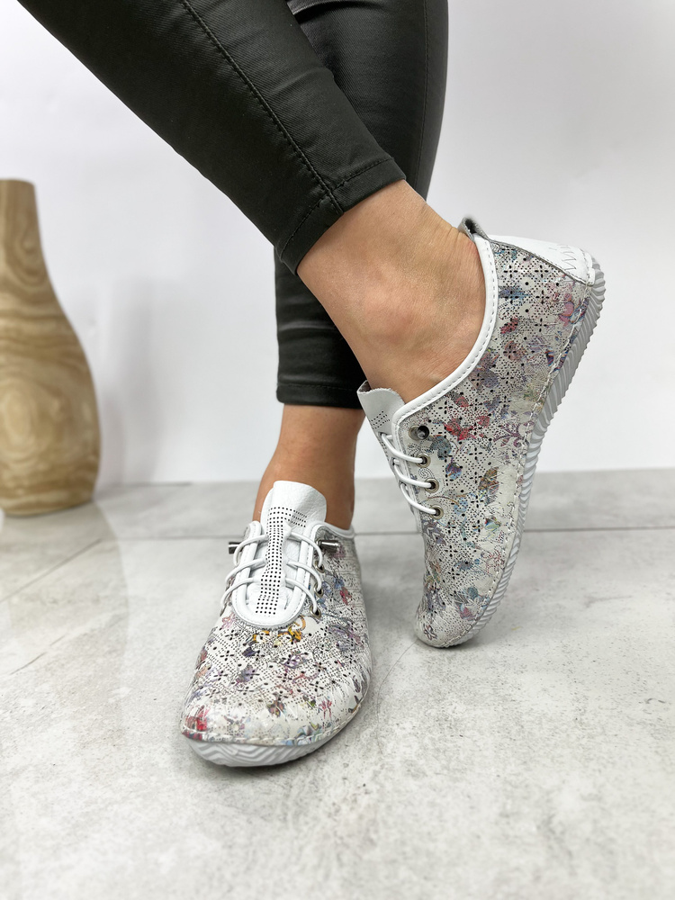 Skórzane półbuty ażurowe w kwiatowy wzór