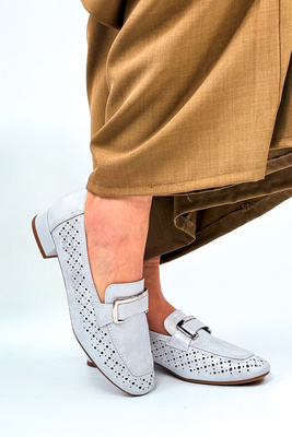 Modne mokasyny srebrne ażurowe z ozdobną klamerką 