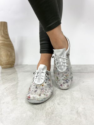 Skórzane półbuty ażurowe w kwiatowy wzór