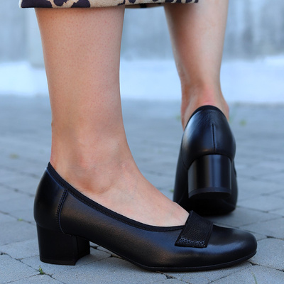 Човники жіночі шкіряні з декоративним ремінцем на колодці