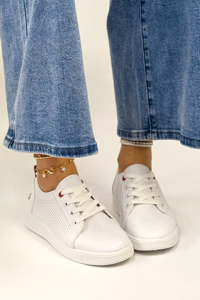 Białe damskie półbuty sportowe perforowane na platformie