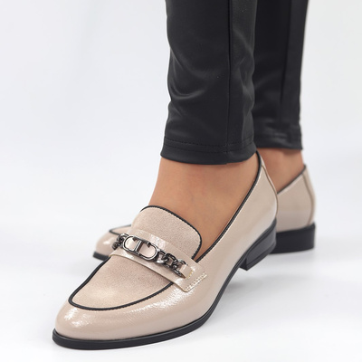 Бежеві лаковані лофери з ланцюжком Potocki