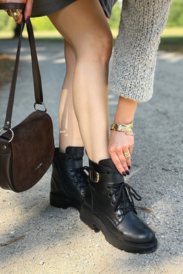 Чорні шкіряні чоботи Rylko на плоскому ходу на шнурівці