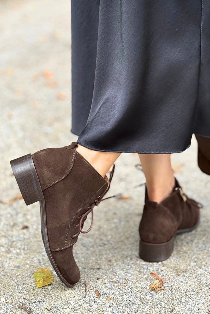 Zamszowe botki czekoladowe na obcasie sznurowane z zamkiem