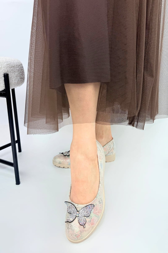 Beżowe półbuty damskie z motylkiem na koturnie
