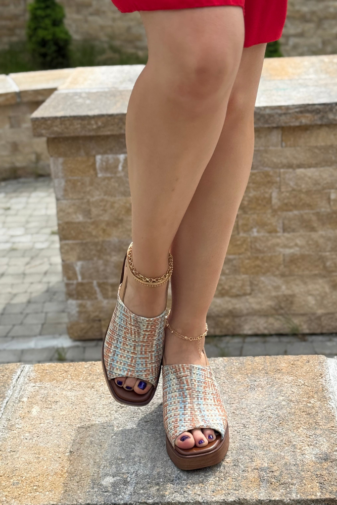 Sandały beżowo niebieskie z ekoskóry na obcasie 