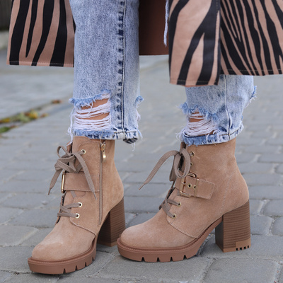 Botki skórzane beżowe na słupku Gamis