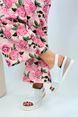 Białe sandały ażurowe na koturnie z platformą na rzep