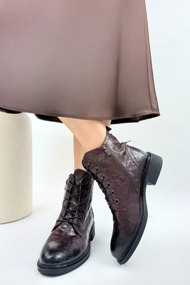 Чорні жіночі шкіряні ботильйони на товстій платформі зі шнурівкою 