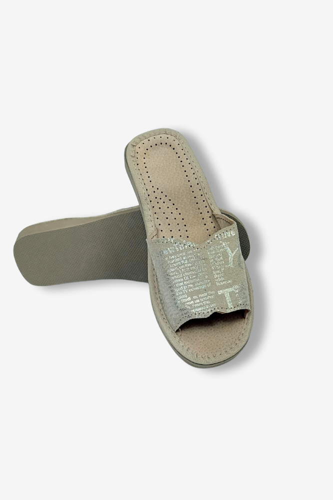 Шкіряні шльопанці саморобні з вишивкою квітів