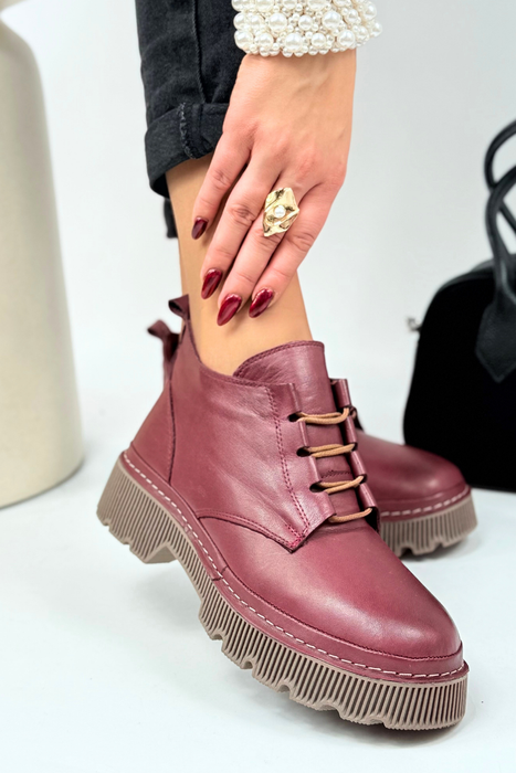 Чорні жіночі шкіряні ботильйони на товстій платформі зі шнурівкою