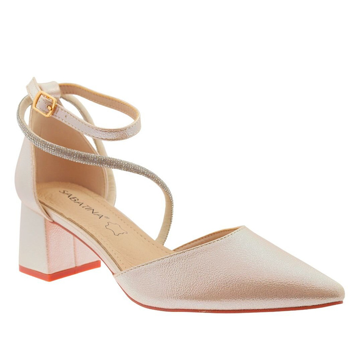 Привертають увагу золотисті туфлі з блоком Sabatina