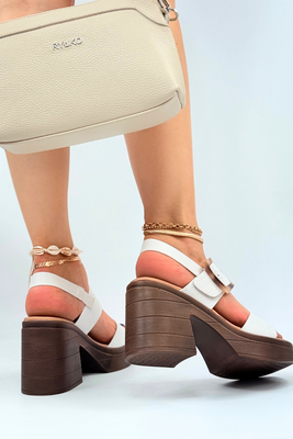 Białe sandały z ekoskóry z klamrą na słupku