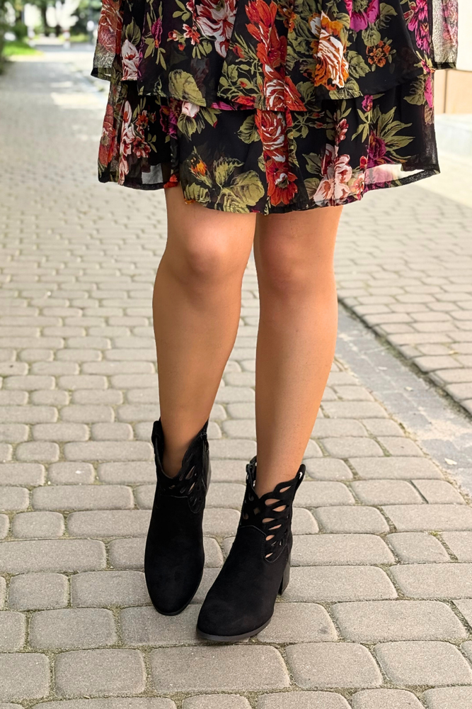 Czarne zamszowe botki ażurowe na klocku