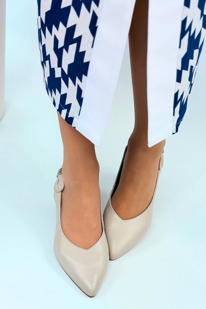 Beżowe czółenka skórzane z odkrytą piętą na słupku