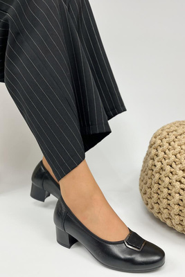 Skórzane czółenka czarne na klocku z ozdobą