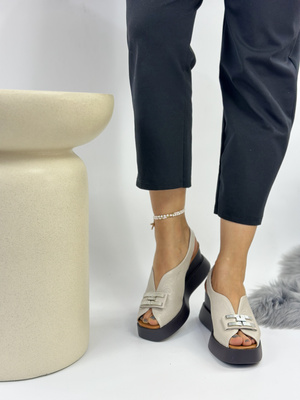 Beżowe sandały na koturnie z ozdobą 