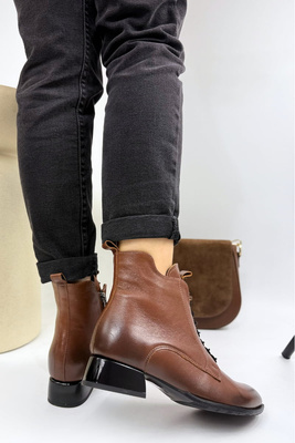 Чорні жіночі короткі шкіряні ботильйони Kordel на високому каблуці