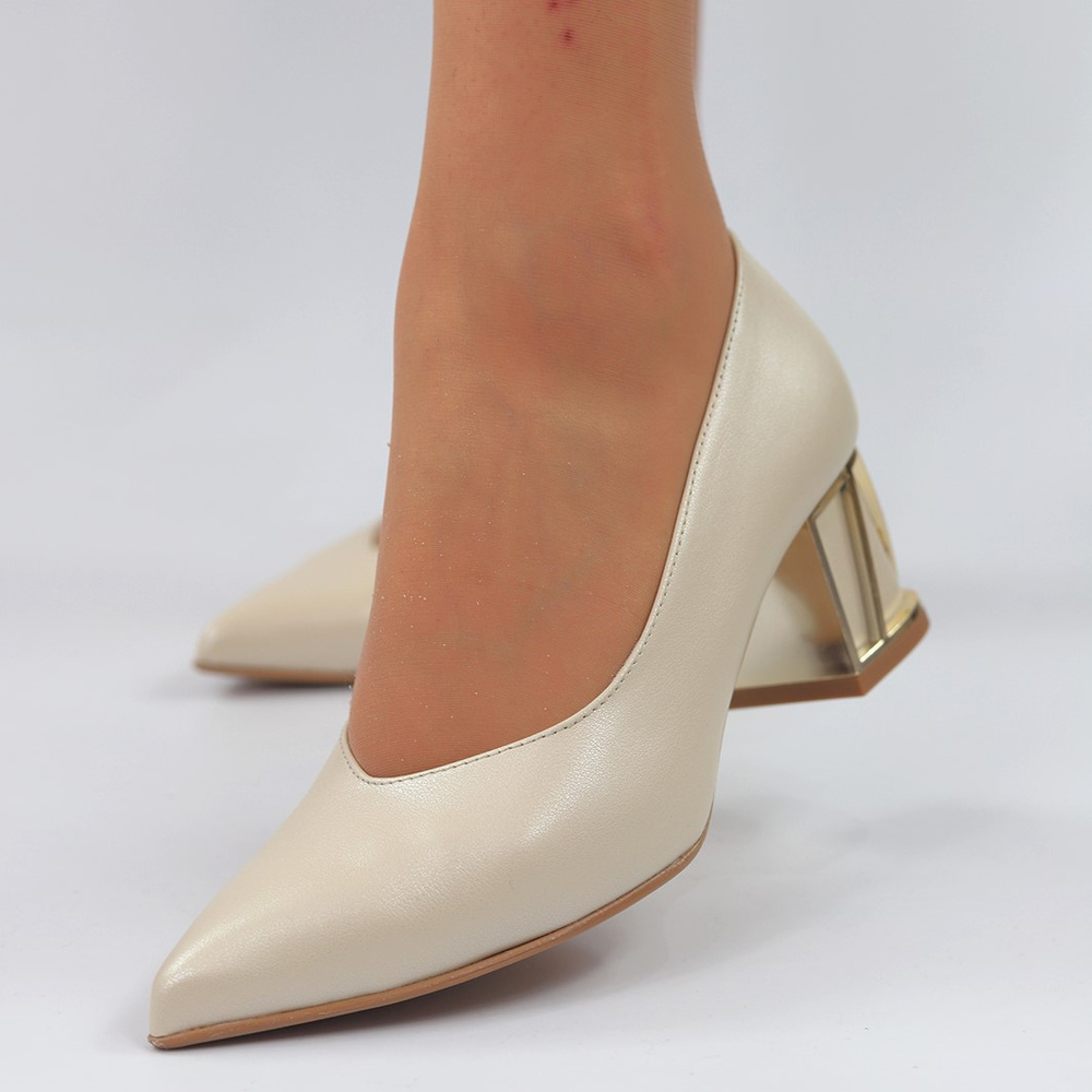 Шкіряні човники бежевого кольору з декоративним блоком Kordel