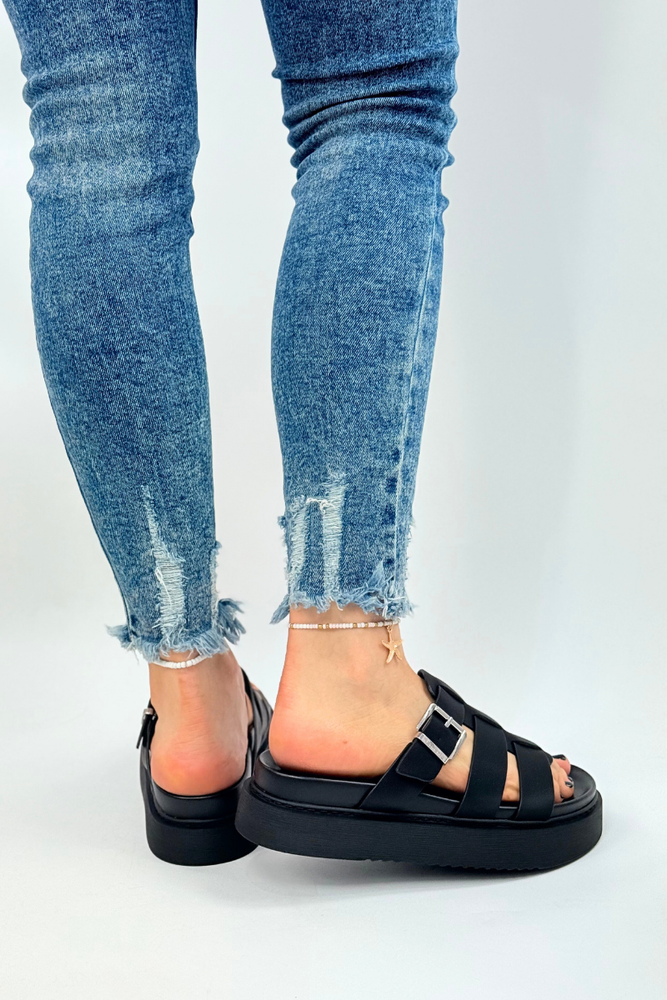 Czarne klapki z paskami na platformie Tamaris