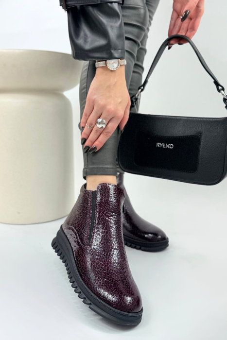 Botki damskie skórzane na koturnie z zamkiem bordowe