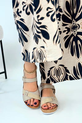 Бежеві поролонові шльопанці з аплікаціями