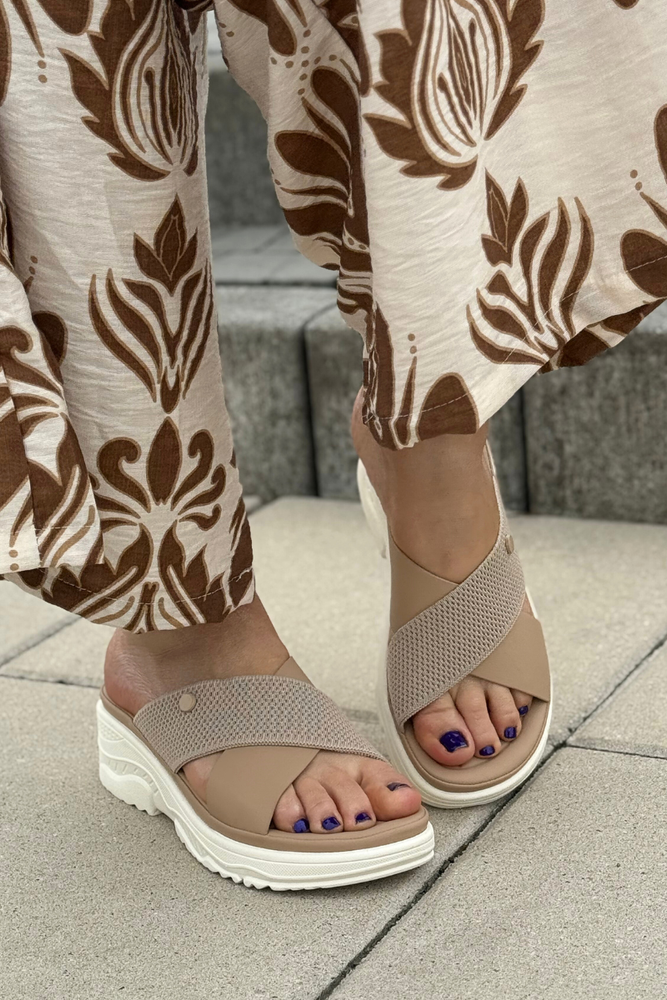 Lekkie beżowe klapki na koturnie z platformą