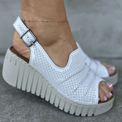 Białe skórzane perforowane sandały na koturnie z platformą